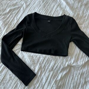 black long sleeve crop top